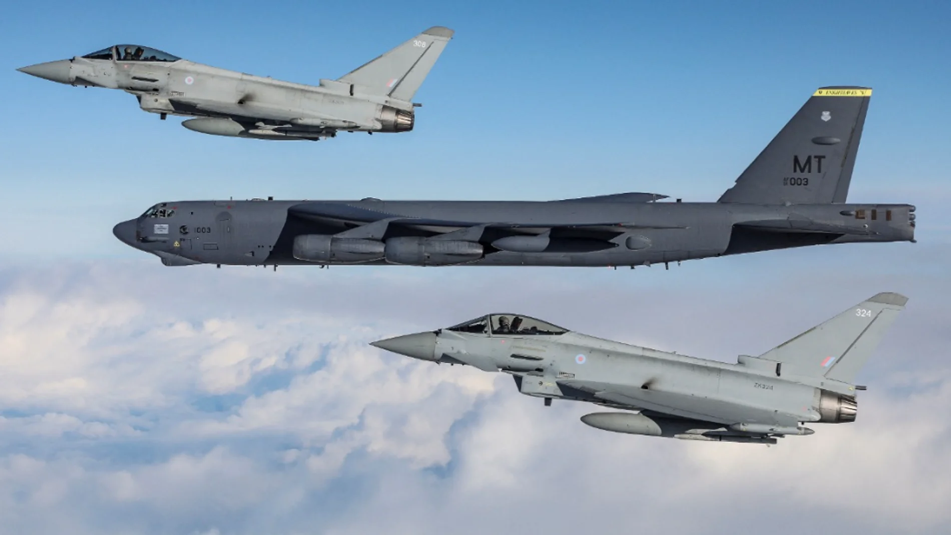 Un bombardero estratégico de EEUU B-52 junto a dos cazas estadounidenses