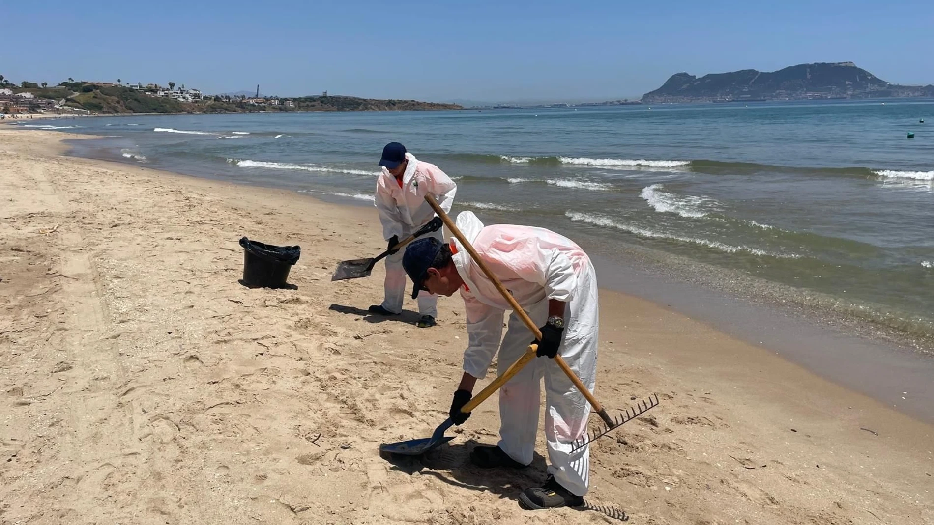 Limpieza en la playa de Getares