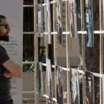 Un vecino contempla la exposición fotográfica del barrio de Campanar