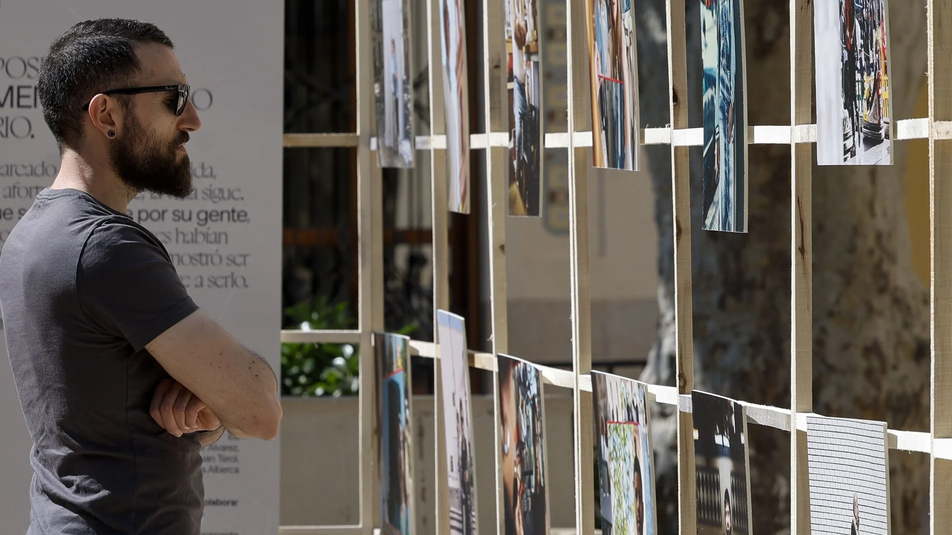 Un vecino contempla la exposición fotográfica del barrio de Campanar