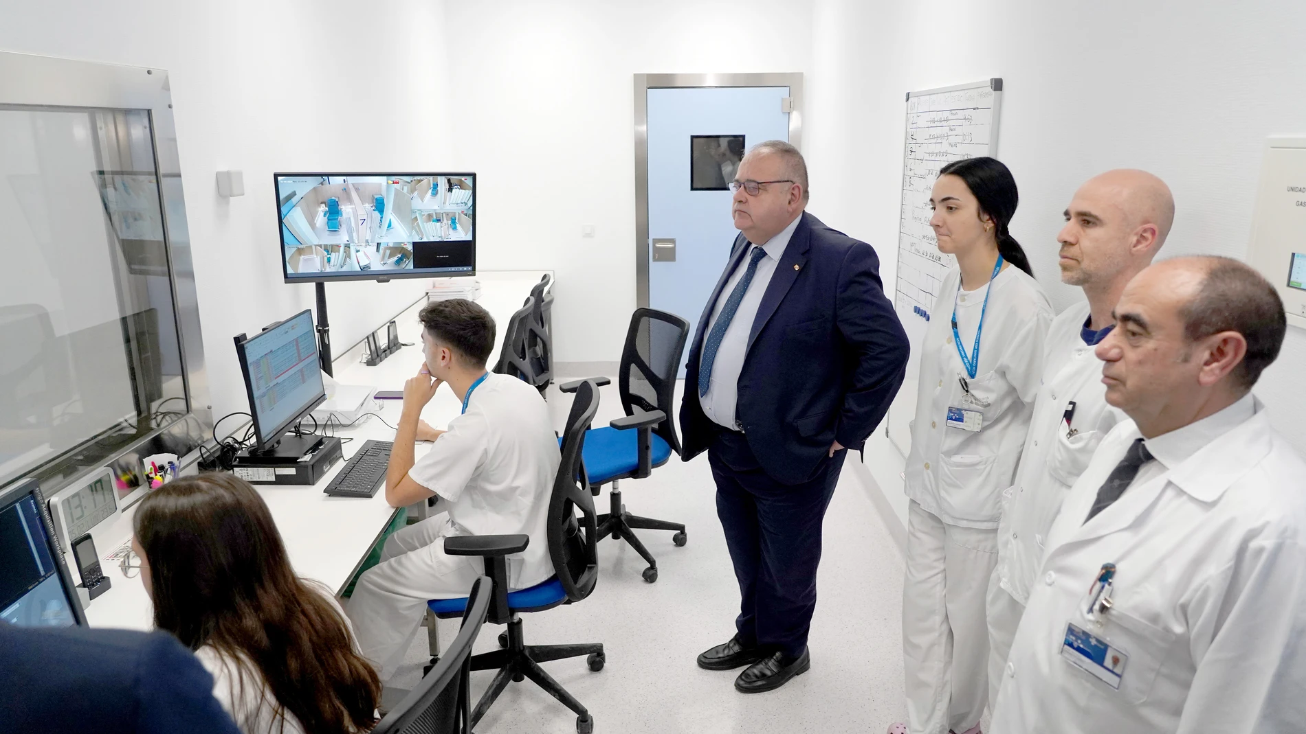 El consejero durante una reciente visita al Hospital Clínico de Valladolid
