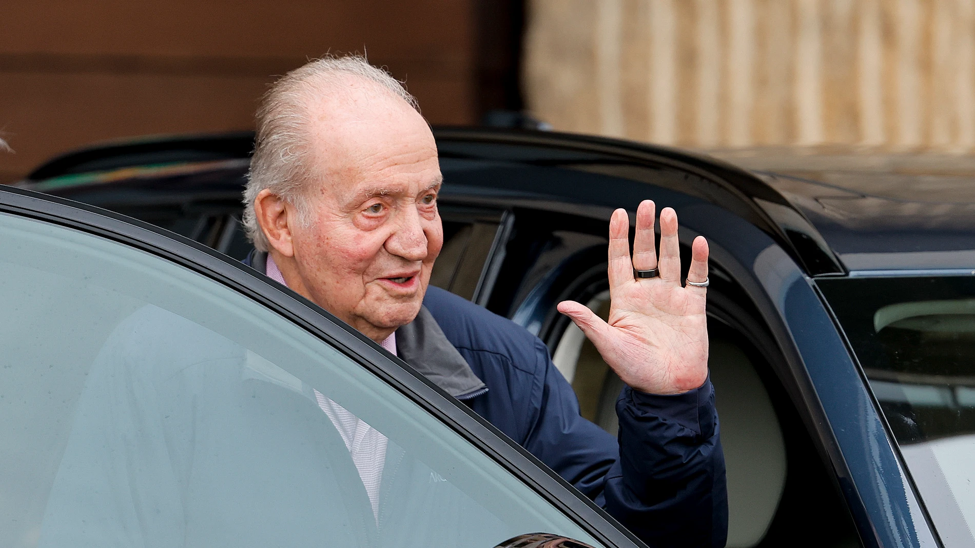 SANXENXO (PONTEVEDRA), 16/06/2024.- El rey emérito, Juan Carlos I, saluda al público asistente, a su salida de la ceremonia de entrega de trofeos de la regata del Trofeo Turismo de Galicia en el Náutico de Sanxenxo (Pontevedra), este domingo. EFE/ Lavandeira Jr
