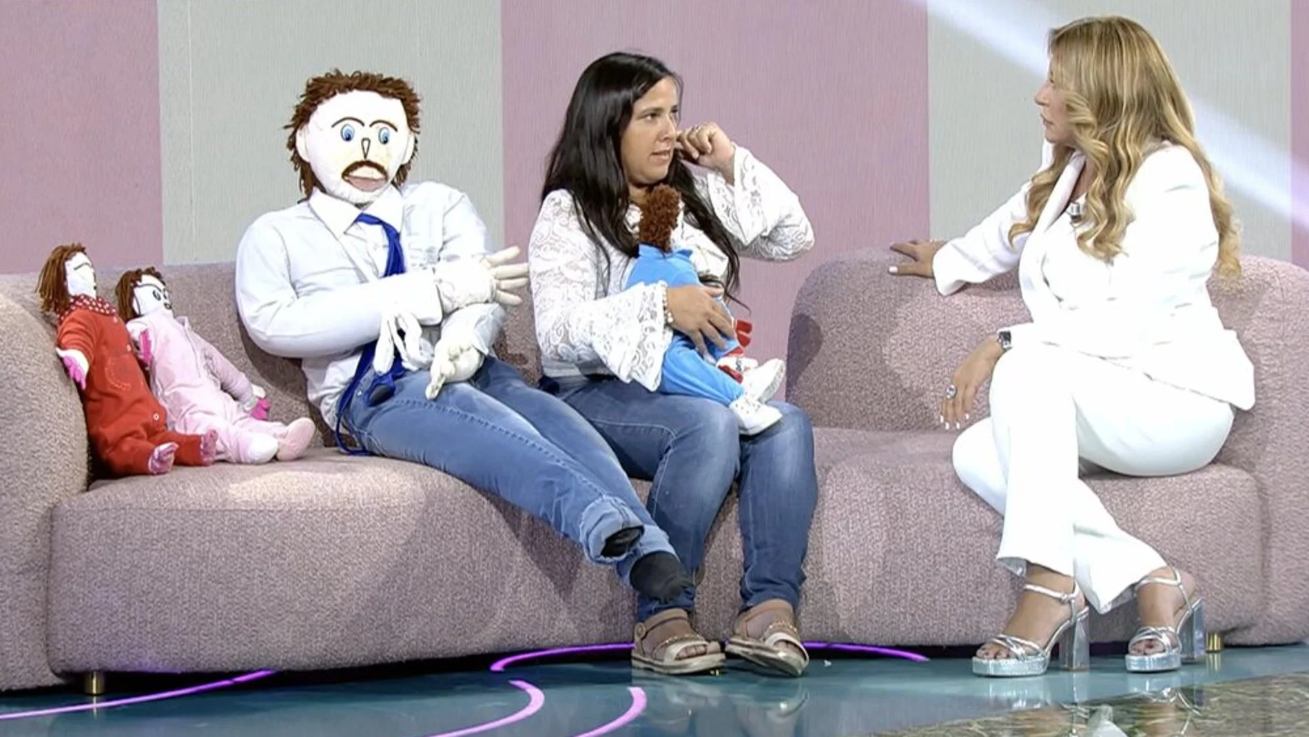 Merivione con su muñeco de trapo junto a la presentadora Cristina Tárrega en 'La vida sin filtros'