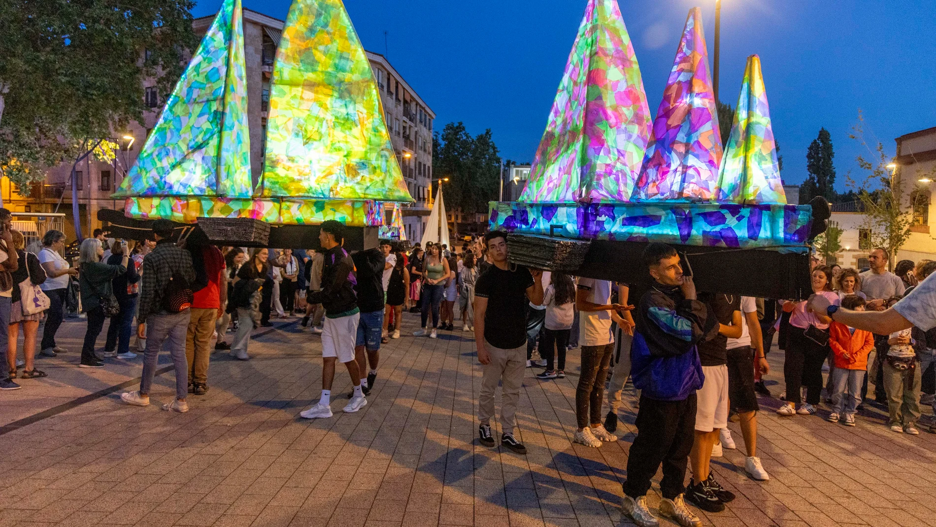 La escuela Santiago 1 de Salamanca, celebra el final de curso con un espectáculo de Barcos de Fuego y con un pasacalles.