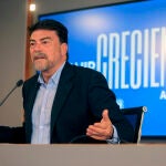 El alcalde de Alicante, Luis Barcala, ha hecho balance hoy de su primer año de mandato