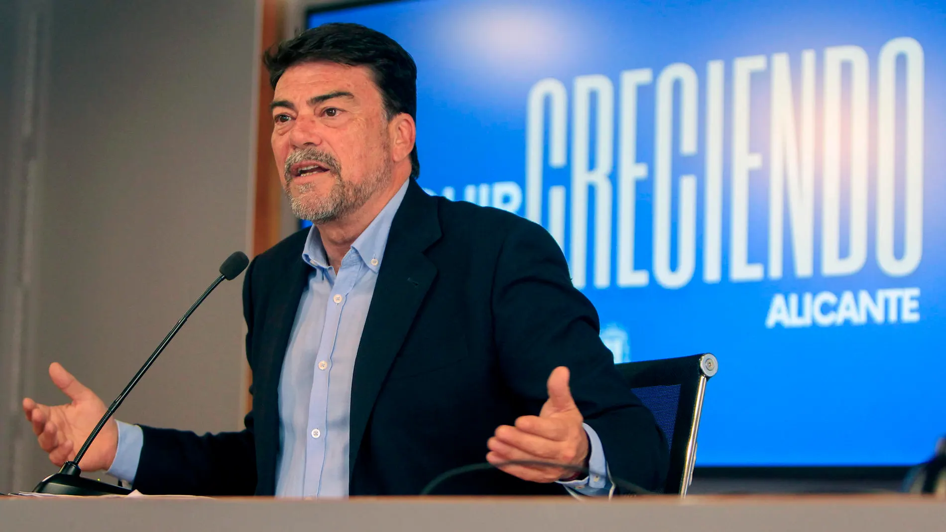 El alcalde de Alicante, Luis Barcala, ha hecho balance hoy de su primer año de mandato