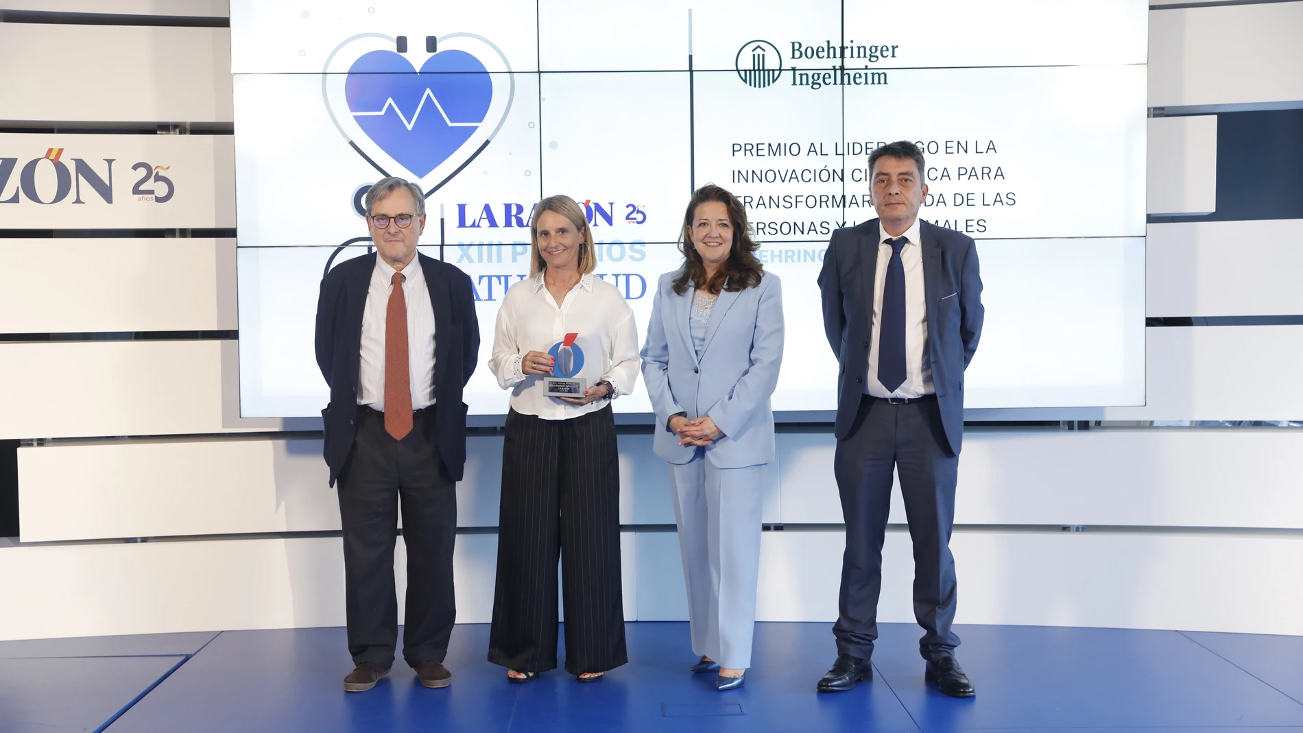 Elena Gobartt, tras recoger el galardón, junto a Marhuenda, Fátima Matute y Sergio Alonso