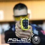 Un agente reduce con su táser a un joven durante una pelea en las fiestas de Moratalaz