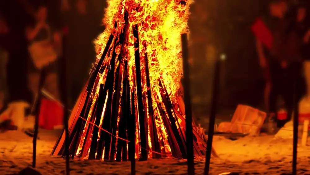 Una hoguera arde en la noche de San Juan.