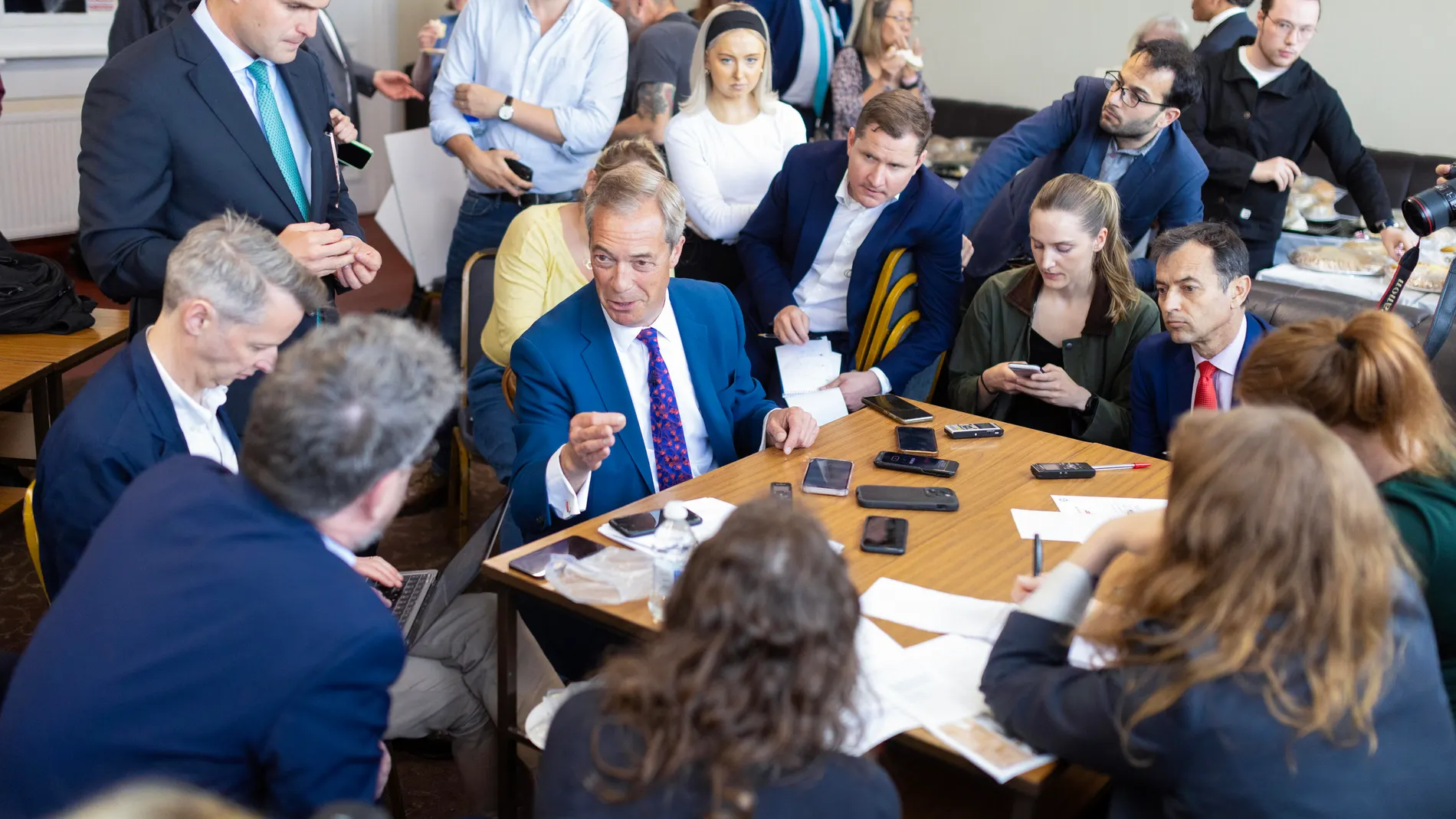 Merthyr Tydfil (United Kingdom), 17/06/2024.- Reform UK Leader Nigel Farage speaks with journalists after announcing his party'Äôs manifesto in Merthyr Tydfil, Wales, Britain, 17 June 2024. Britain is to hold a snap election on 04 July 2024. (Reino Unido) EFE/EPA/STRINGER