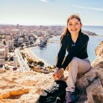 Gabriela Cevallos posa en la sierra de Grossa, uno de sus lugares favoritos de Alicante