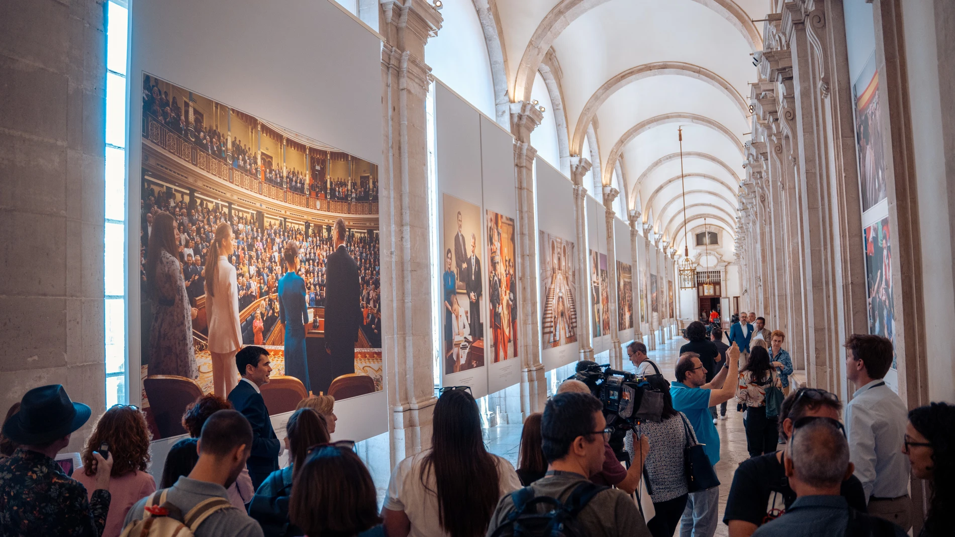 Un grupo de visitantes observan imágenes durante la inauguración de la exposición 'Felipe VI 2014 –2024. Una década de historia de la Corona de España', en el Palacio Real, a 17 de junio de 2024, en Madrid (España). La muestra está organizada por Patrimonio Nacional, la Diputación Permanente de la Grandeza de España y Títulos del Reino y la Fundación Cultural de la Nobleza Española, sobre los primeros diez años del reinado de Su Majestad el Rey, que se desarrolla durante los meses de junio ...