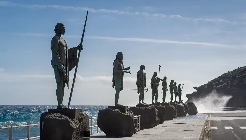 Plaza de la Patrona de Canarias con las estatuas de los reyes de Guanche en Candelaria, isla de Tenerife.