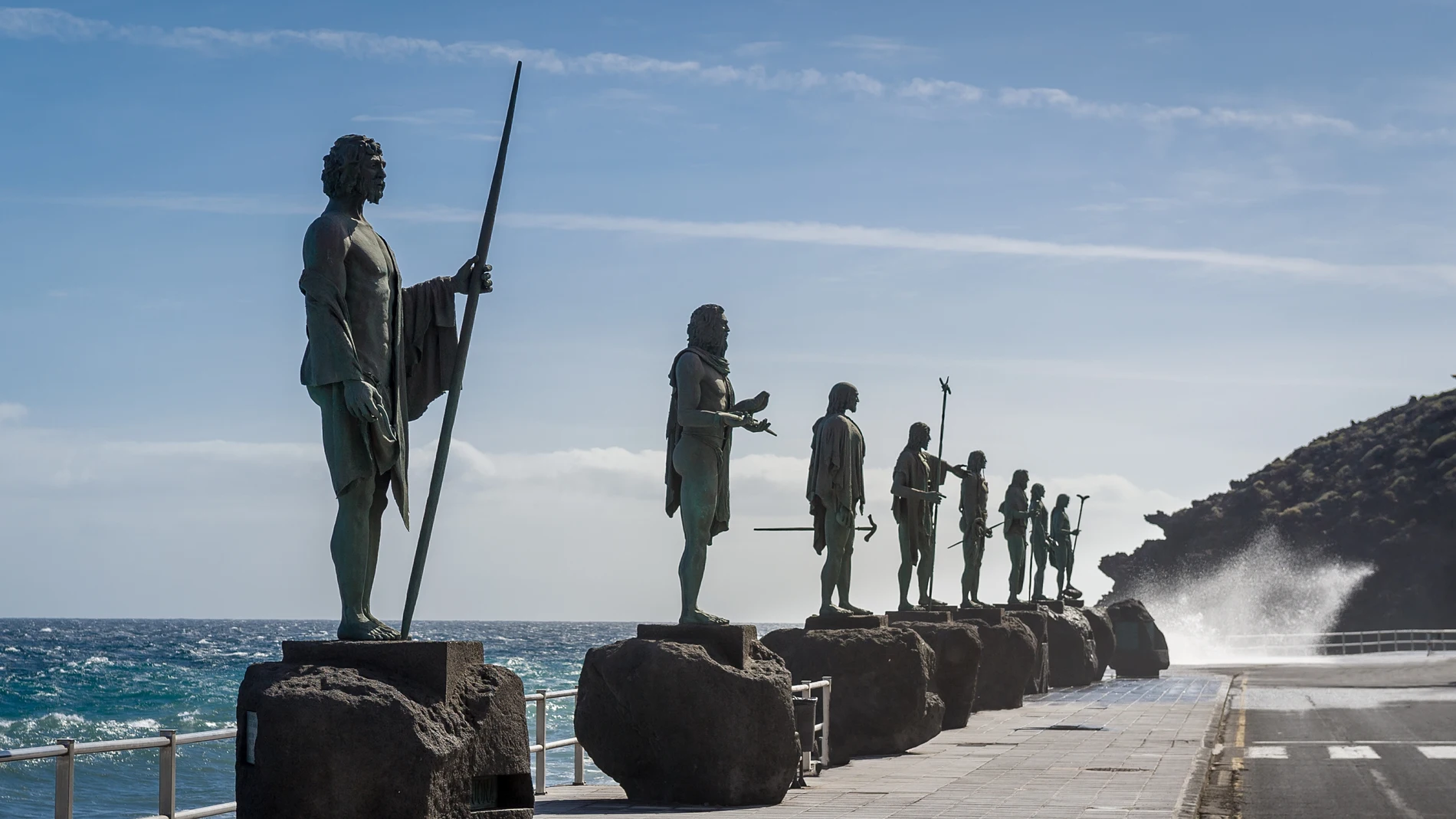 Plaza de la Patrona de Canarias con las estatuas de los reyes de Guanche en Candelaria, isla de Tenerife.