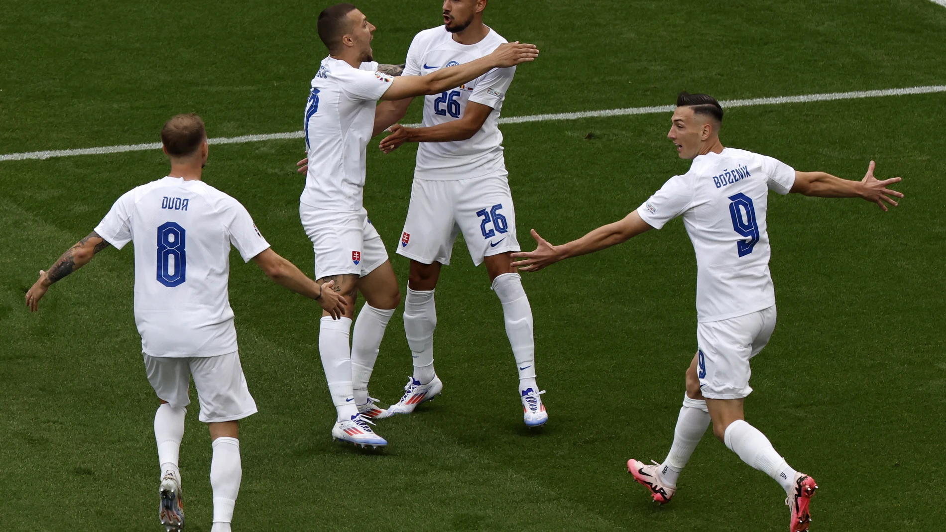 Los jugadores eslovacos en la celebración del gol