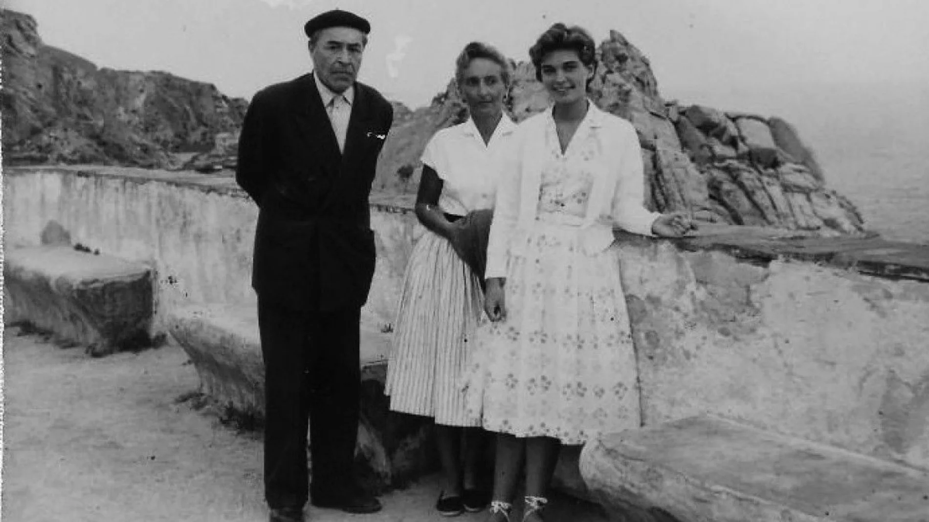 Josep Pla, Felisa Alvear y Luz de Santa Coloma, en junio de 1958, en Estartit, fotografiados por Josep Quintà
