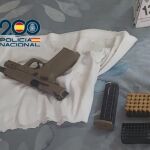 Imagen de un arma intervenida durante la operación