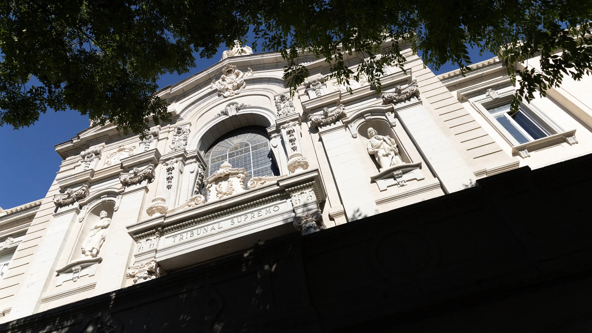 La sede del Tribunal Supremo donde el fundador y secretario general de Manos Limpias, ha presentado una denuncia contra el Fiscal General del Estado, en el , a 17 de junio de 2024, en Madrid (España). Manos Limpias se ha trasladado al Tribunal Supremo para presentar la denuncia contra el fiscal general tras no contemplar dimitir en el caso de que el TS decida investigar el desmentido remitido a distintos medios de comunicación desde el Ministerio Público para combatir una denuncia falsa difun...