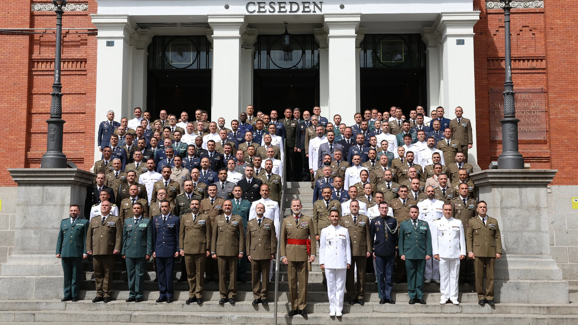 El Rey Felipe VI (c) posa a su llegada a la clausura del XXV curso de Estado Mayor de la Escuela Superior de las Fuerzas Armadas, en el Centro Superior de Estudios de la Defensa Nacional, a 18 de junio de 2024, en Madrid (España). Felipe VI ha presidido el acto de entrega de diplomas a los alumnos graduados en el XXV Curso de Estado Mayor de la Escuela Superior de las Fuerzas Armadas, que tiene como finalidad capacitar a los futuros oficiales de Estado Mayor para ocupar puestos en los Estados...