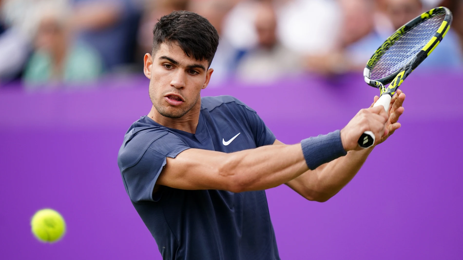 18 June 2024, United Kingdom, London: Spanish tennis player Carlos Alcaraz in action against Argentine tennis player Francisco Cerundolo during their men's singles match on day four of the cinch Championships at The Queen's Club. Photo: Zac Goodwin/PA Wire/dpa 18/06/2024 ONLY FOR USE IN SPAIN