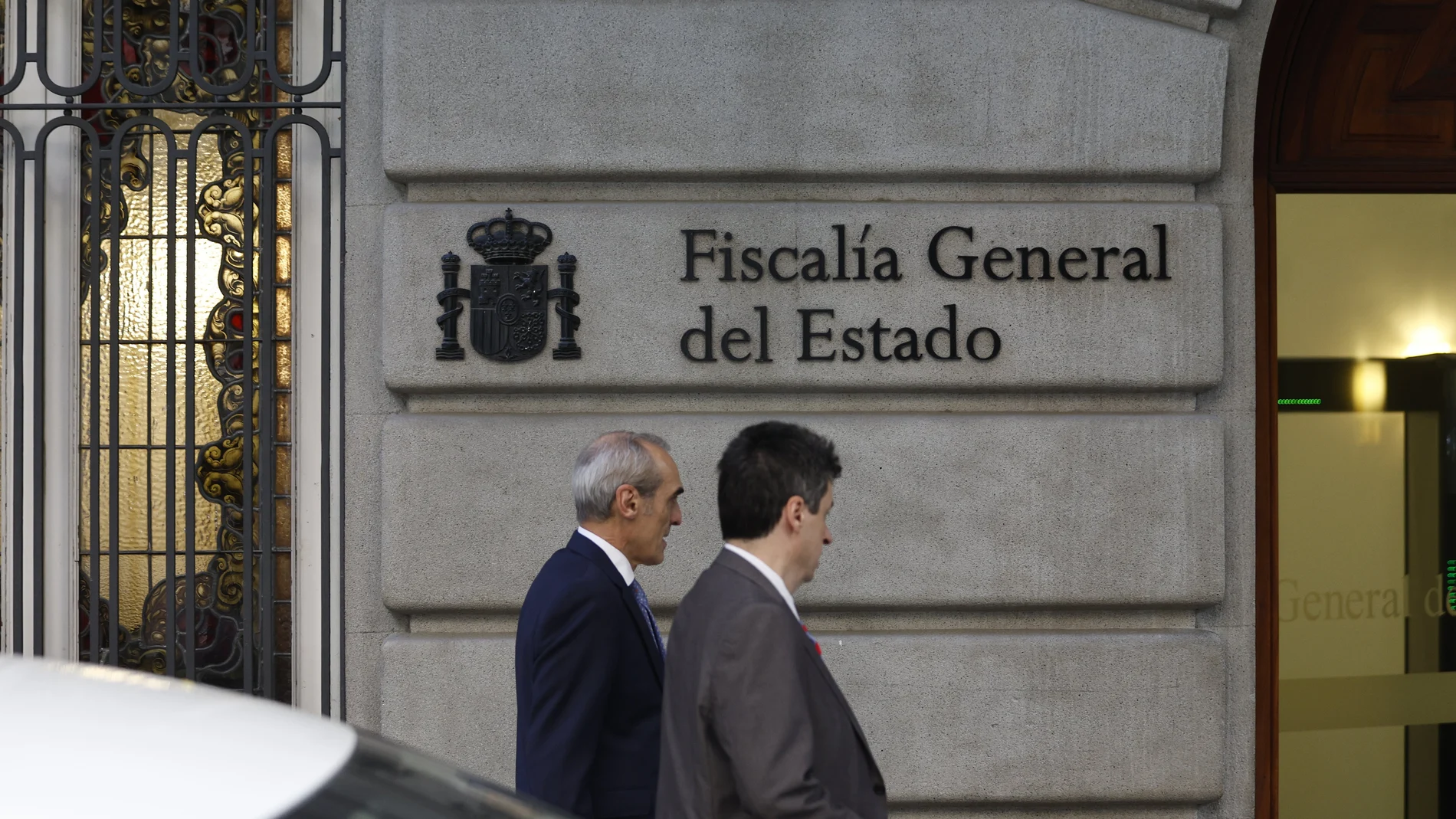 El fiscal de Sala Jefe de la Fiscalía Especial contra la Corrupción y la Criminalidad Organizada, Alejandro Luzón (i), a su llegada a la reunión de la Junta de fiscales de Sala sobre la orden del fiscal general del Estado, Álvaro García Ortiz, de amnistiar todos los delitos a los líderes independentistas catalanes por el 'procés', este martes, en Madrid.