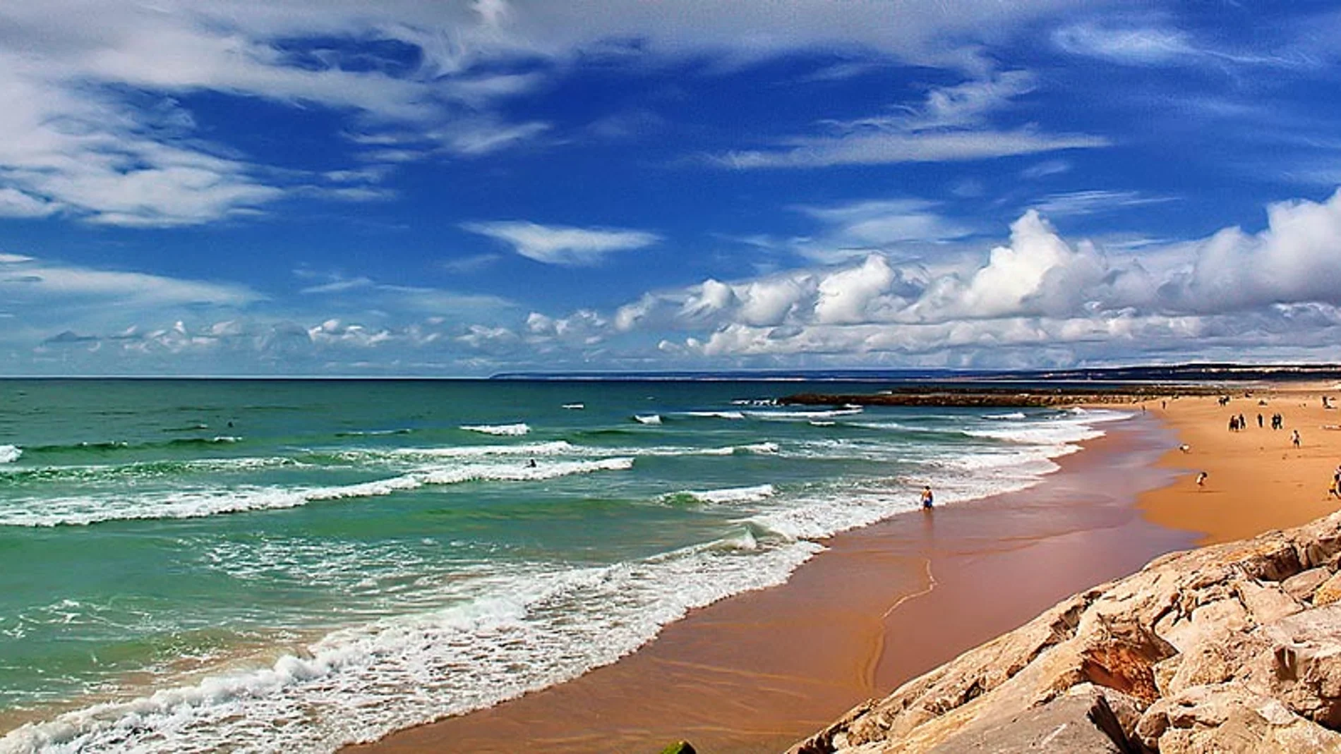 Playa Caparica es el arenal más grande de Europa