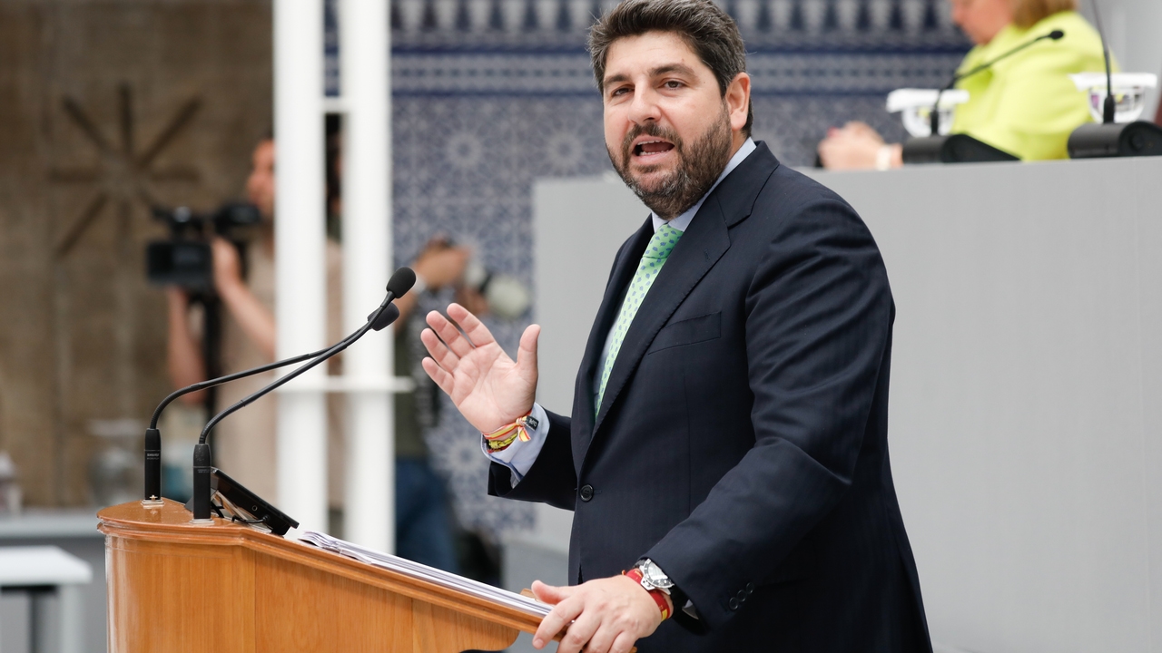 López Miras tendrá que responder en la Asamblea sobre la política de menores no acompañados y vivienda