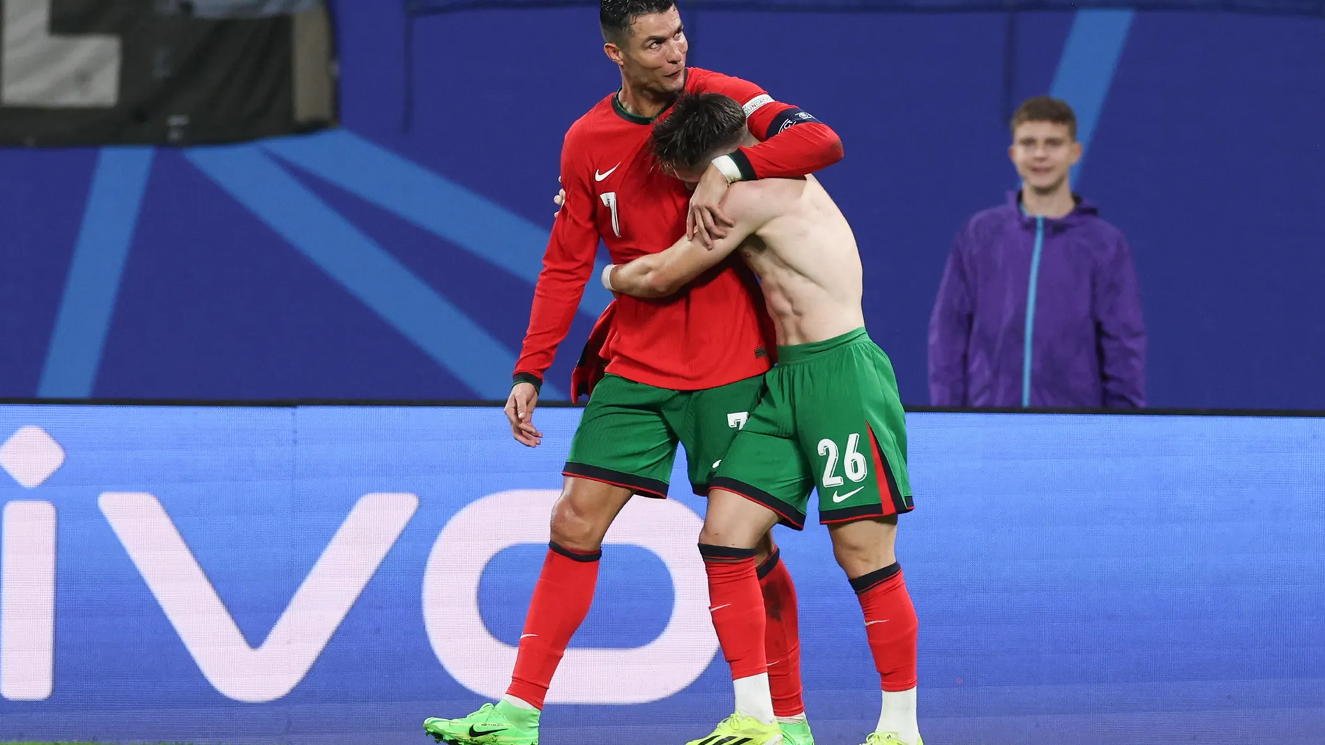 Leipzig (Germany), 18/06/2024.- Portugal player Francisco Conceicao (R) celebrates with teammate Cristiano Ronaldo after scoring his team's second goal during the UEFA EURO 2024 group F soccer match between Portugal and the Czech Republic, in Leipzig, Germany, 18 June 2024. (República Checa, Alemania) EFE/EPA/MIGUEL A. LOPES