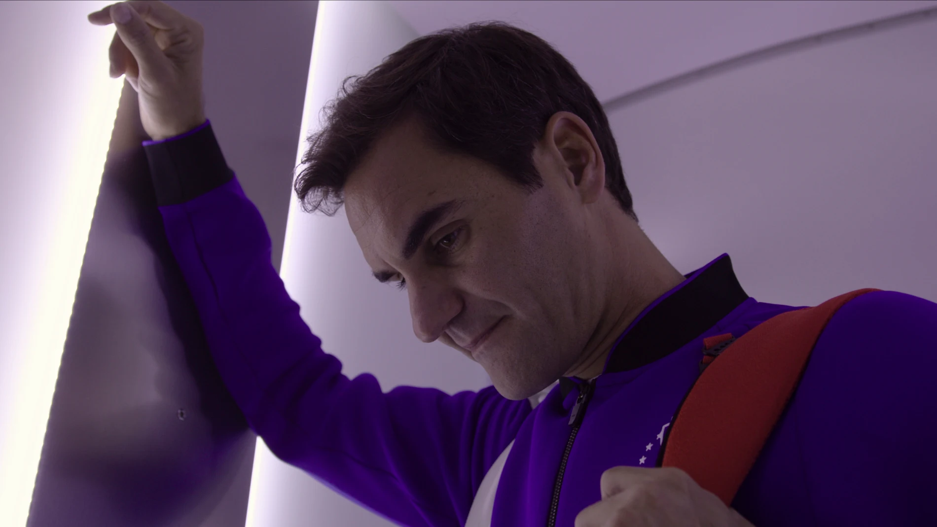 La cabeza de Federer se pasa mucho tiempo del documental agachada entre la reflexión y la tristeza