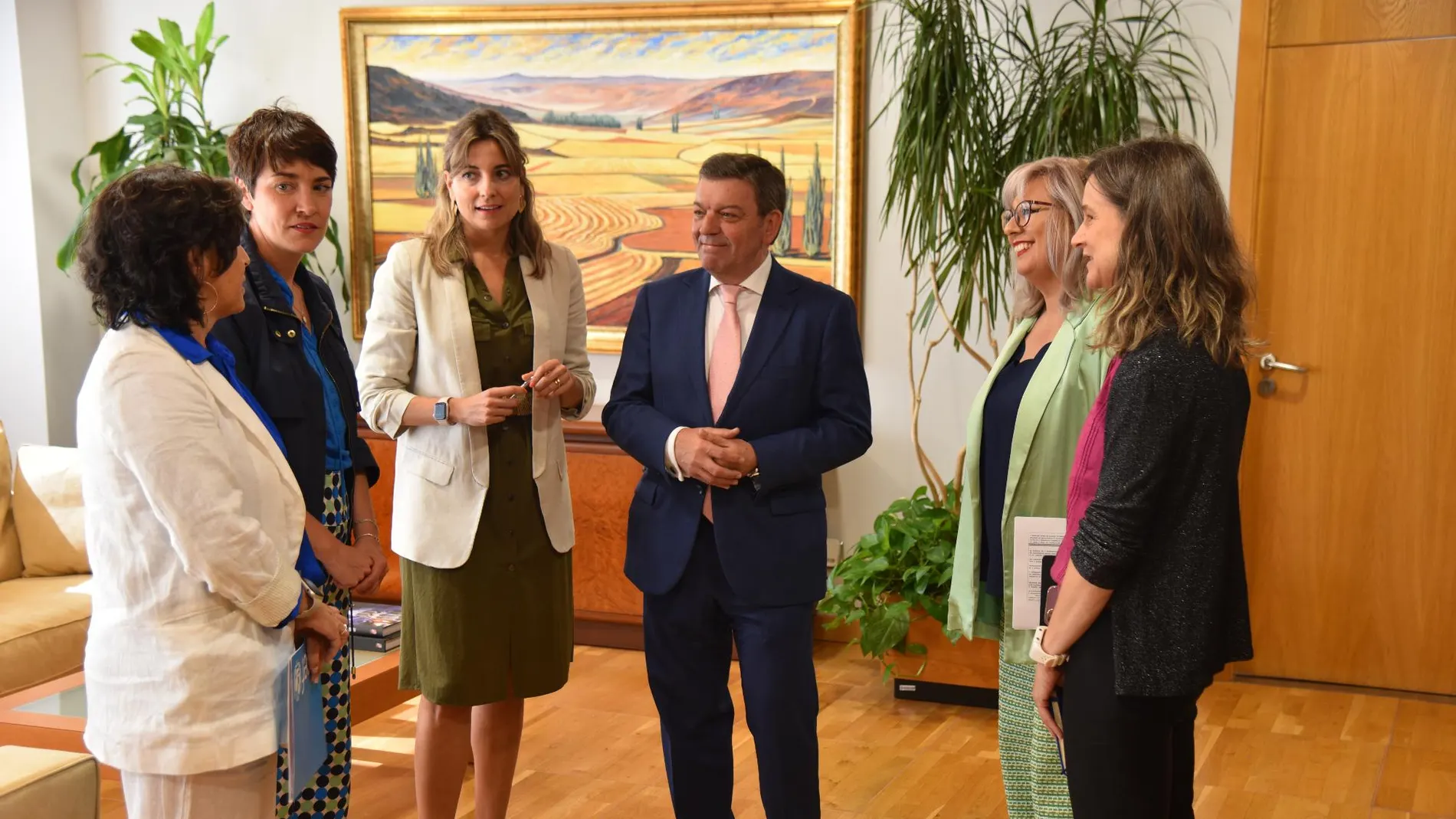 El consejero de la Presidencia, Luis Miguel González Gago; y la directora Irene Muñoz, se reúnen con las representantes de UNICEF
