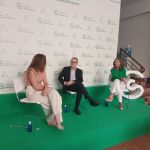 Los doctores Marta Puyol y Ramón Reyes e Isabel Orbe