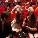 El presidente de la Diputación de Valladolid, Conrado Íscar, conversa con un grupo de escolares durante la jornada