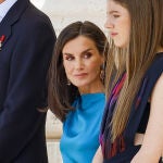 La Reina Letizia con vestido azul.