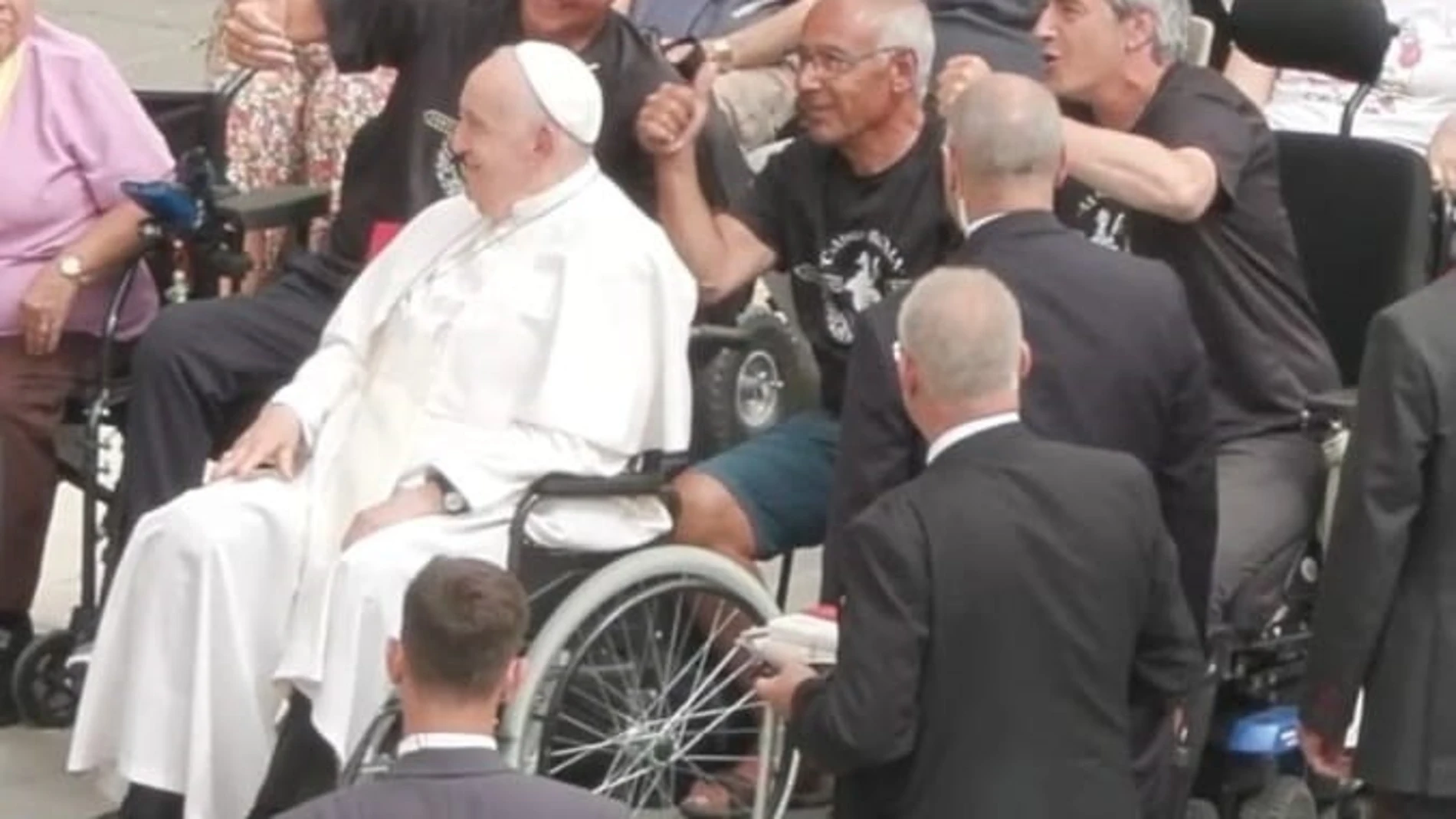 Dos españoles recorren más de 800 km en silla de ruedas para pedir al Papa más investigación de las enfermedades raras CAMINUS 19/06/2024