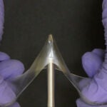 Los investigadores han creado una nueva clase de materiales llamados "geles vítreos" que son tan duros como los polímeros vítreos, pero, si se les aplica suficiente fuerza, pueden estirarse hasta cinco veces su longitud original en lugar de romperse. Una característica clave que distingue a los geles vítreos es que contienen más del 50% de líquido, lo que los hace más eficientes conductores de electricidad que los plásticos comunes con características físicas comparables. 