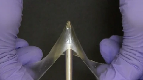 Los investigadores han creado una nueva clase de materiales llamados "geles vítreos" que son tan duros como los polímeros vítreos, pero, si se les aplica suficiente fuerza, pueden estirarse hasta cinco veces su longitud original en lugar de romperse. Una característica clave que distingue a los geles vítreos es que contienen más del 50% de líquido, lo que los hace más eficientes conductores de electricidad que los plásticos comunes con características físicas comparables.
