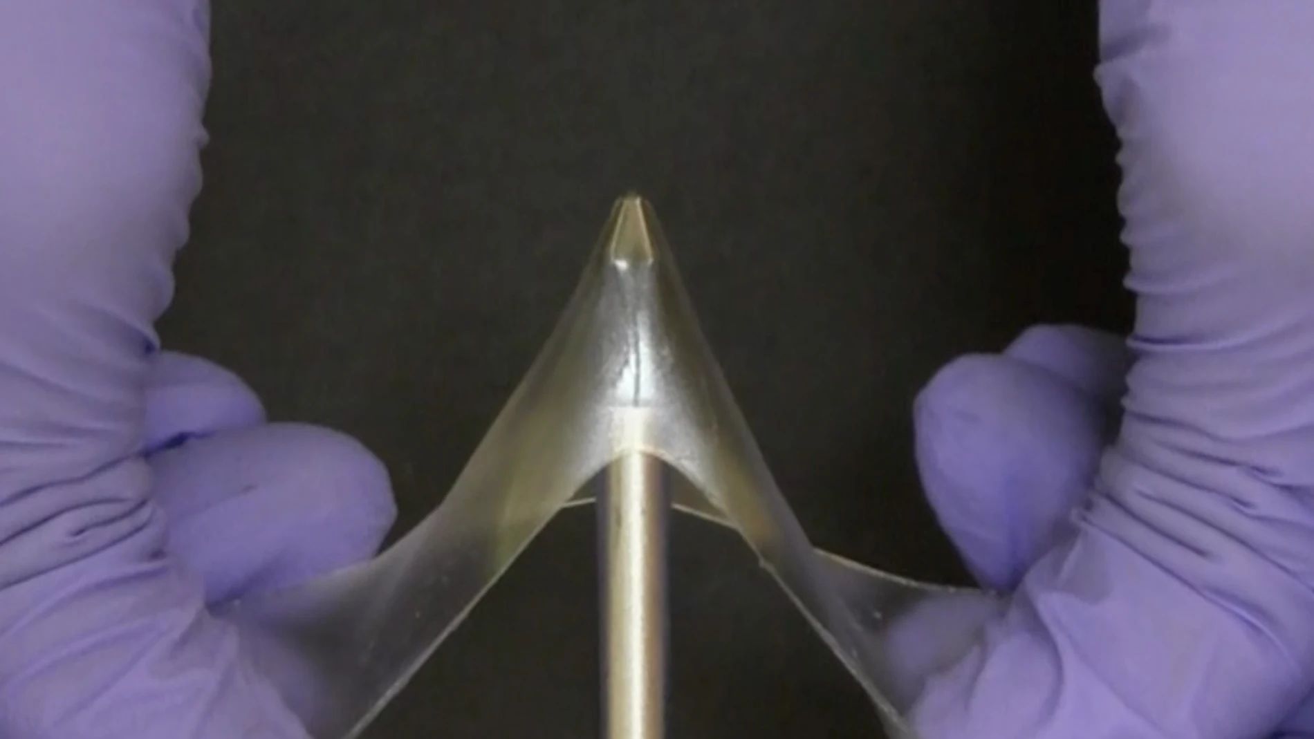 Los investigadores han creado una nueva clase de materiales llamados "geles vítreos" que son tan duros como los polímeros vítreos, pero, si se les aplica suficiente fuerza, pueden estirarse hasta cinco veces su longitud original en lugar de romperse. Una característica clave que distingue a los geles vítreos es que contienen más del 50% de líquido, lo que los hace más eficientes conductores de electricidad que los plásticos comunes con características físicas comparables.