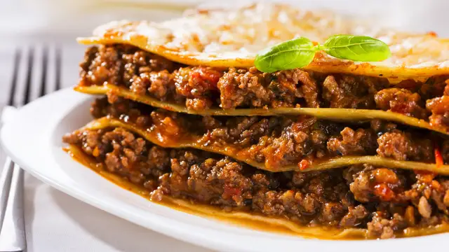 Imagen de archivo de un plato de lasaña. Imagen de archivo de un plato de lasaña.