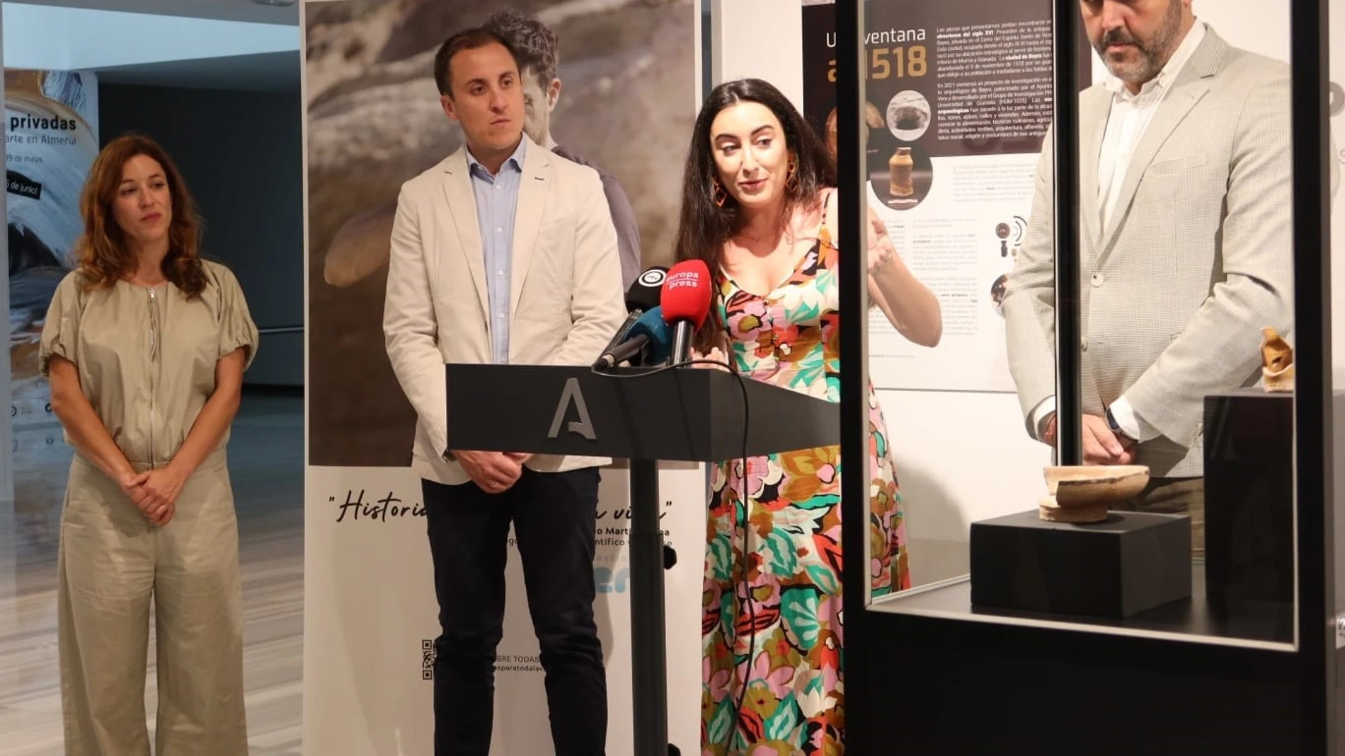 Presentación del ataifor y un jarrito de la época nazarí como 'piezas del mes' de junio en el Museo de Almería.JUNTA DE ANDALUCÍA19/06/2024