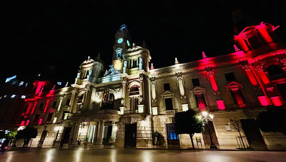 El Ayuntamiento de Valencia adornado con la bandera de España