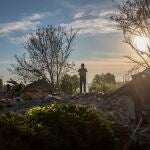 Un policía ucraniano en una zona de Vilkhivka donde una persona fue herida por un bombardeo israelí