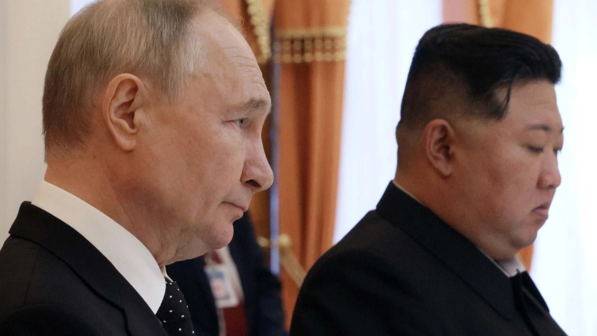 Pyongyang (Korea, Democratic People''s Republic Of), 18/06/2024.- Russian President Vladimir Putin (L) and North Korean leader Kim Jong Un (R) talk to the media following their talks at Kumsusan state residence in Pyongyang, North Korea, 19 June 2024. The Russian president is on a state visit to North Korea from 18-19 June at the invitation of the North Korean leader. He last visited North Korea in 2000, shortly after his first inauguration as president. (Rusia) EFE/EPA/GAVRIIL GRIGOROV / SPU...