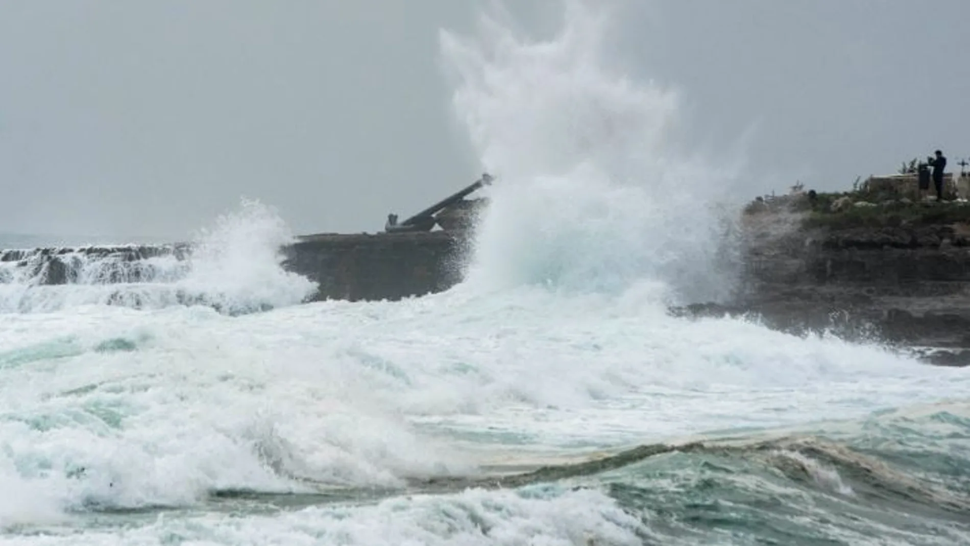 Grandes olas formadas en Punta Prima, Menorca