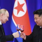 ALIADOS DE GUERRA. Los presidentes de Rusia y Corea del Norte, Vladimir Putin, y Kim Jong Un