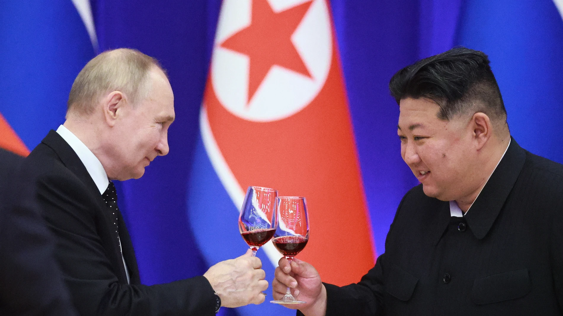 Pyongyang (Korea, Democratic People''s Republic Of), 18/06/2024.- Russian President Vladimir Putin (L) and North Korean leader Kim Jong Un make a toast during a state reception on behalf of DPRK leader Kim Jong-un in honor of Vladimir Putin at the Reception House 'Monnangwan' in Pyongyang, North Korea,19 June 2024. Russian President Vladimir Putin is on his two days official visit to North Korea. (Rusia) EFE/EPA/VLADIMIR SMIRNOV / SPUTNIK / KREMLIN POOL MANDATORY CREDIT