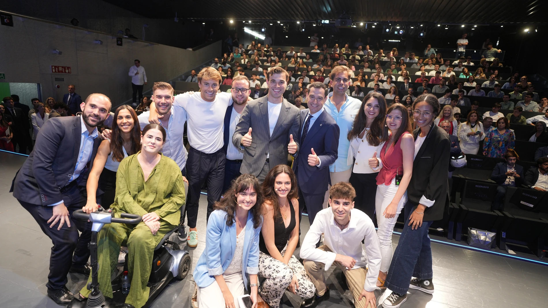 El presidente de la Junta de Andalucía, Juanma Moreno, posa junto a un grupo de jóvenes en la clausura de la presentación de la Plataforma Juvenil 'Lideremos Andalucía'. JUNTA DE ANDALUCÍA 19/06/2024