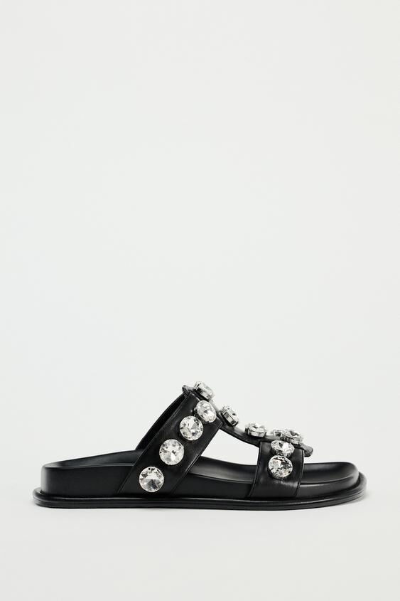 Sandalias planas.