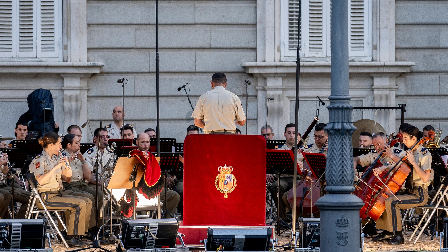 La Unidad de Música de la Guardia Real actúa delante de la fachada de la puerta del Príncipe de Palacio Real con motivo del X aniversario de la proclamación del rey Felipe VI, a 19 de junio de 2024, en Madrid (España). El 19 de junio de 2014 Felipe VI se presentó ante las Cortes en la ceremonia de proclamación con un discurso de "ejemplaridad" que ha ido desarrollando en estos diez años y cuyo objetivo era recuperar la debilitada imagen de la Corona, asediada hace una década por los escándal...