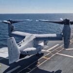 Momento en que un MV-22B Ospray de los Marines aterriza en la cubierta del LHD Juan Carlos I