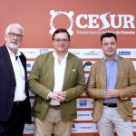 Los protagonistas del encuentro posan juntos